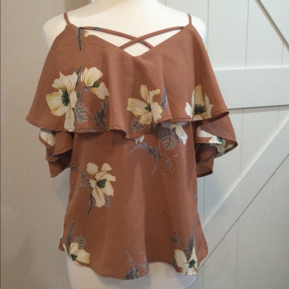 West Kei, Size Small, cold shoulder top